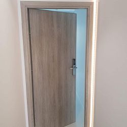 Ușă de intrare cu sistem de închidere cu cartelă